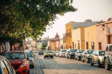 14 Haziran 2024 Santiago de Queretaro Meksika. Şehrin tarihi merkezinin panoramik manzarası renkli koloni binalarıyla. Yüksek kalite fotoğraf