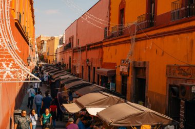 14 Haziran 2024 Santiago de Queretaro Meksika. Şehrin tarihi merkezinin panoramik manzarası renkli koloni binalarıyla. Yüksek kalite fotoğraf