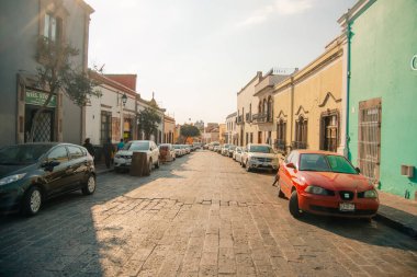 14 Haziran 2024 Santiago de Queretaro Meksika. Şehrin tarihi merkezinin panoramik manzarası renkli koloni binalarıyla. Yüksek kalite fotoğraf
