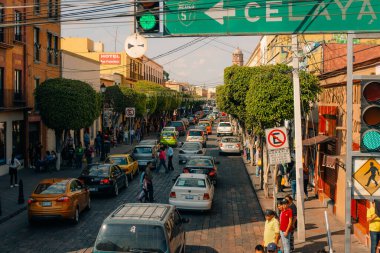 14 Haziran 2024 Santiago de Queretaro Meksika. Şehrin tarihi merkezinin panoramik manzarası renkli koloni binalarıyla. Yüksek kalite fotoğraf