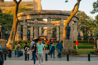 GuadALAJARA, JALISCO, MEXICO - Kasım 2, 2024 cadde şehir merkezinde. Yüksek kalite fotoğraf