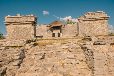 El Castillo, Meksika, Tulum 'daki antik Maya harabelerinin merkezi. - 2 Mayıs 2024. Yüksek kalite fotoğraf