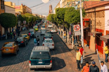 14 Haziran 2024 Santiago de Queretaro Meksika. Şehrin tarihi merkezinin panoramik manzarası renkli koloni binalarıyla. Yüksek kalite fotoğraf