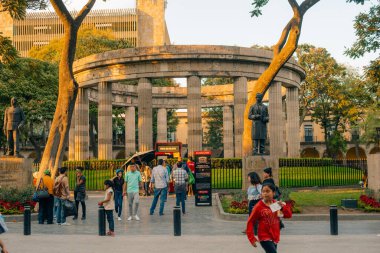 GuadALAJARA, JALISCO, MEXICO - Kasım 2, 2024 cadde şehir merkezinde. Yüksek kalite fotoğraf