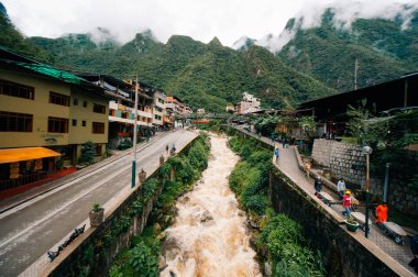 Aguas Calientes, Peru - 2 Aralık 2024 Aguascalientes köyünden geçen Urubamba nehrinin manzarası. Yüksek kalite fotoğraf