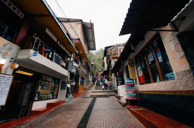 Aguas Calientes, Peru - 2 Aralık 2024 Aguascalientes köyünden geçen Urubamba nehrinin manzarası. Yüksek kalite fotoğraf