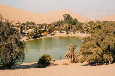Ica Bölgesi, Peru - 2 Aralık 2024 Oasis - Huacachina, Peru 'nun güneybatısında bir köy. - Evet. Yüksek kalite fotoğraf