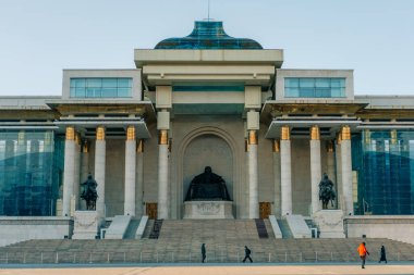 Hükümet Sarayı Ulaanbaatar, Moğolistan 'daki Chinggis Meydanı' nın kuzey tarafında yer almaktadır. Bu neoklasik yapı ulusal gurur ve siyasi gücü sembolize eden merkezi bir simgedir.. 