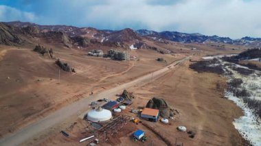Gorkhi-Terelj Ulusal Parkı 'ndaki kaplumbağa kayasının hava görüntüsü. Moğolistan. Yüksek kalite 4k görüntü