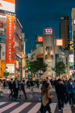 Japonya, Shibuya 'da yaya geçidi - 2 Mayıs 2025. Yüksek kalite fotoğraf