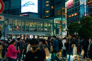 Japonya, Shibuya 'da yaya geçidi - 2 Mayıs 2025. Yüksek kalite fotoğraf