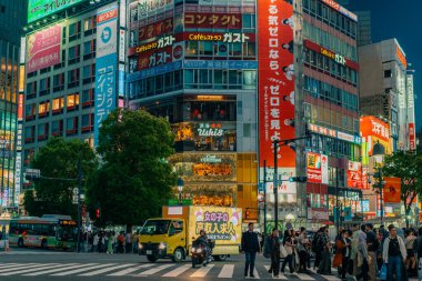 Japonya, Shibuya 'da yaya geçidi - 2 Mayıs 2025. Yüksek kalite fotoğraf