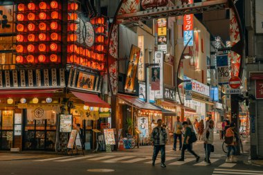 Tokyo, Japonya - 30 Mayıs 2025 Ameyoko Taito Ward, Tokyo 'da bulunan bir alışveriş caddesidir. Yüksek kalite fotoğraf