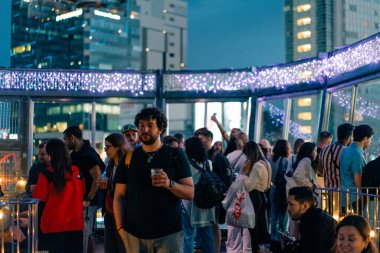 2 Mayıs 2025 'te Shibuya, Japonya' da gece yaya geçidi yakınında bir bar manzarası. Yüksek kalite fotoğraf