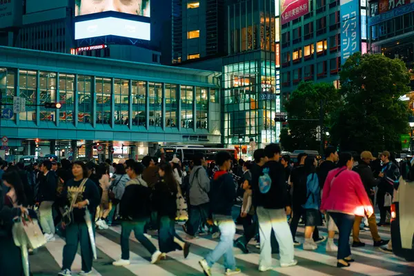 Japonya, Shibuya 'da yaya geçidi - 2 Mayıs 2025. Yüksek kalite fotoğraf