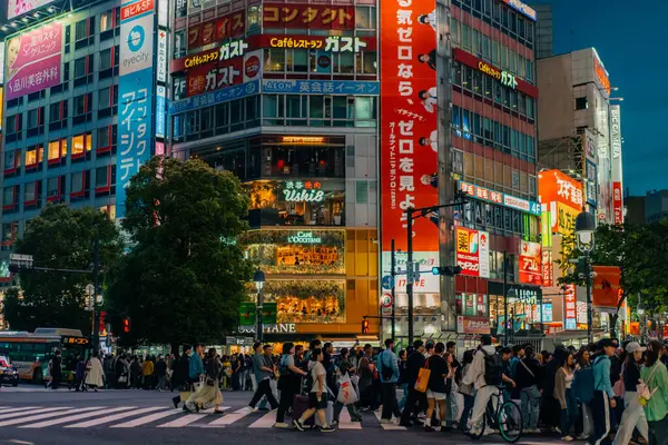 Japonya, Shibuya 'da yaya geçidi - 2 Mayıs 2025. Yüksek kalite fotoğraf