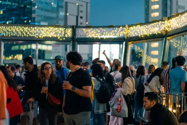 2 Mayıs 2025 'te Shibuya, Japonya' da gece yaya geçidi yakınında bir bar manzarası. Yüksek kalite fotoğraf