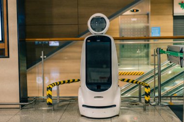Seul, Güney Kore - 16 Mayıs 2025 havaalanı temizleme robotu Incheon havaalanının ana salonunda. - Evet. Yüksek kalite fotoğraf