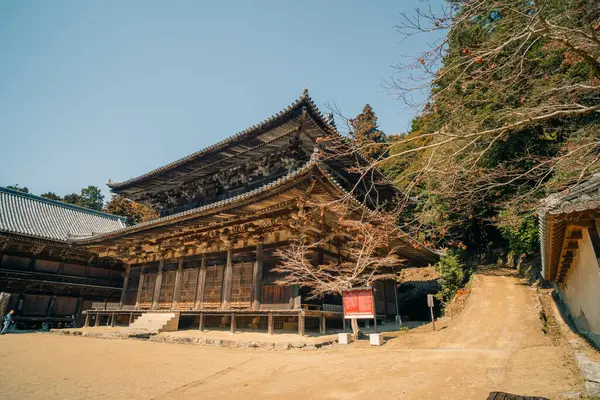 Hyogo, Japonya - 23 Mayıs 2025 Himeji, Hyogo, Japonya 'daki Engyoji tapınağı. Yüksek kalite fotoğraf