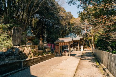 2 Mayıs 2025, Shikoku, Japonya 'daki Gokuraku-ji Tapınağı kutsal hac yolunda sakin bir durak. Yüksek kalite fotoğraf