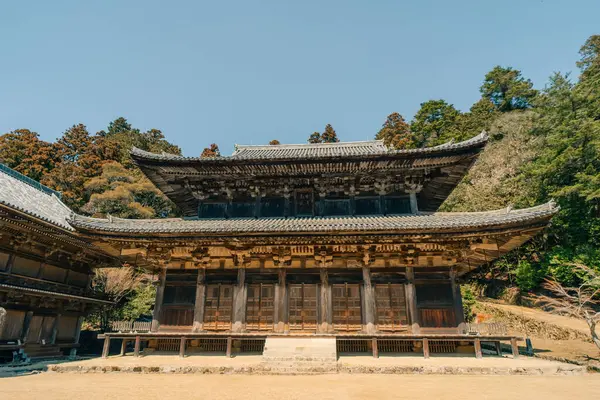 Hyogo, Japonya - 23 Mayıs 2025 Himeji, Hyogo, Japonya 'daki Engyoji tapınağı. Yüksek kalite fotoğraf