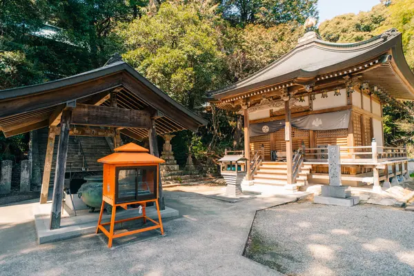 2 Mayıs 2025, Shikoku, Japonya 'daki Gokuraku-ji Tapınağı kutsal hac yolunda sakin bir durak. Yüksek kalite fotoğraf