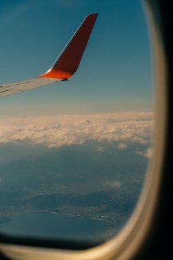 Bulutların arasından kıyı tepeleriyle birlikte deniz koyuna giden hava manzarası. Bulutlardan Japonya adalarına kadar en üst manzara. Yüksek kalite fotoğraf