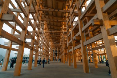 Osaka-Kansai, Japonya - 2 Mayıs 2025 İnşaat detayları meşe ağacıyla, eklemler arasında. Yüksek kalite fotoğraf