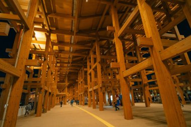 Osaka-Kansai, Japonya - 2 Mayıs 2025 İnşaat detayları meşe ağacıyla, eklemler arasında. Yüksek kalite fotoğraf