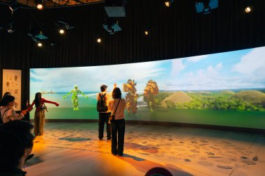 Osaka-Kansai, Japonya - 2 Mayıs 2025 Filipinler Pavyonu 'nun dış yüzeyinde geleneksel tekstil malzemeleri bulunuyor. Yüksek kalite fotoğraf