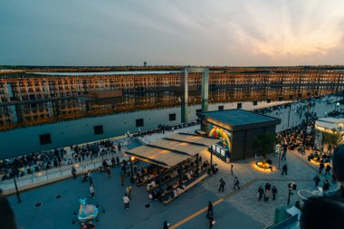 Osaka-Kansai, Japonya - 2 Mayıs 2025 Ziyaretçiler bir su ve ışık ekranı izliyor. Yüksek kalite fotoğraf