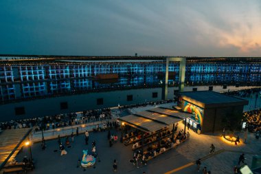 Osaka-Kansai, Japonya - 2 Mayıs 2025 Ziyaretçiler bir su ve ışık ekranı izliyor. Yüksek kalite fotoğraf