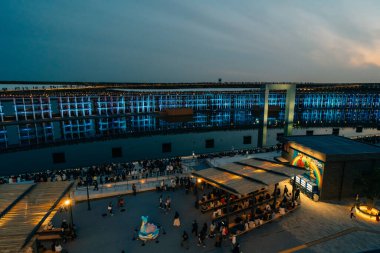 Osaka-Kansai, Japonya - 2 Mayıs 2025 Ziyaretçiler bir su ve ışık ekranı izliyor. Yüksek kalite fotoğraf