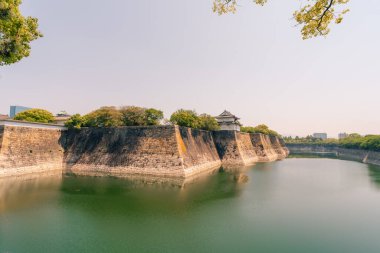 İç duvarda Osaka Kalesi ana kalesi (Tenshu) var. Osaka Kalesi, Japonya 'nın Osaka kentinde, Chuo bölgesinde bulunan bir Japon kalesidir. Japonya 'nın en ünlü kalelerinden biridir.. 