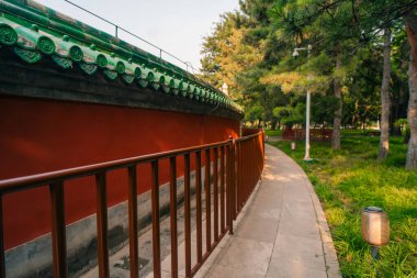 Tarihi Ritan Parkı 'nın gölünde yansıtılan süslü bir pavyon. Anlamı da Güneş Parkı, Pekin, Çin. 