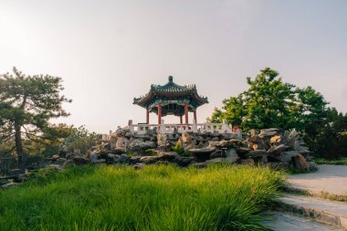 Tarihi Ritan Parkı 'nın gölünde yansıtılan süslü bir pavyon. Anlamı da Güneş Parkı, Pekin, Çin. 