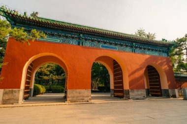 Tarihi Ritan Parkı 'nın gölünde yansıtılan süslü bir pavyon. Anlamı da Güneş Parkı, Pekin, Çin. 