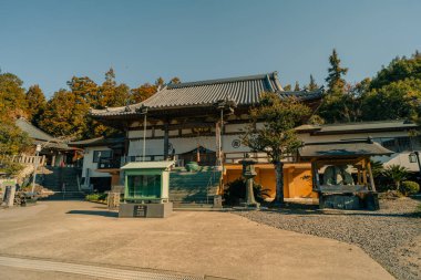 2 Mayıs 2025, Shikoku, Japonya 'daki Gokuraku-ji Tapınağı kutsal hac yolunda sakin bir durak. Yüksek kalite fotoğraf