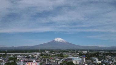 Fuji Dağı 'nın ve Gotemba şehrinin hava manzarası. Yüksek kalite 4k görüntü