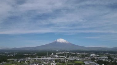 Fuji Dağı 'nın ve Gotemba şehrinin hava manzarası. Yüksek kalite 4k görüntü