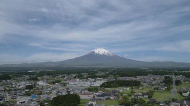 Fuji Dağı 'nın ve Gotemba şehrinin hava manzarası. Yüksek kalite 4k görüntü