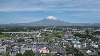 Fuji Dağı 'nın ve Gotemba şehrinin hava manzarası. Yüksek kalite 4k görüntü