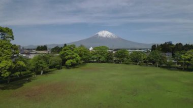 Fuji Dağı 'nın ve Gotemba şehrinin hava manzarası. Yüksek kalite 4k görüntü