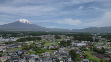Fuji Dağı 'nın ve Gotemba şehrinin hava manzarası. Yüksek kalite 4k görüntü