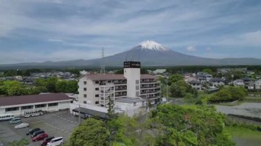 Fuji Dağı 'nın ve Gotemba şehrinin hava manzarası. Yüksek kalite 4k görüntü