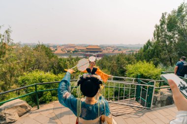 Çin, Asya 'da Pekin' deki Jingshan Parkı 'nın zirvesinden Yasak Şehir manzarası - 7 Mayıs 2025. Yüksek kalite fotoğraf