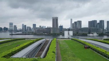 Tokyo Odaiba Koto-ku Körfezi gezinti güvertesi Panorama Ariake gökdelenleri Japonya