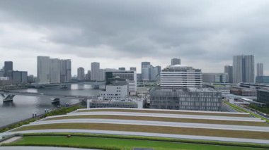 Tokyo Odaiba Koto-ku Körfezi gezinti güvertesi Panorama Ariake gökdelenleri Japonya