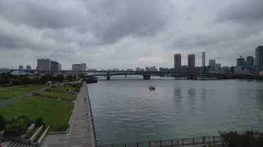 Tokyo Odaiba Koto-ku Körfezi gezinti güvertesi Panorama Ariake gökdelenleri Japonya
