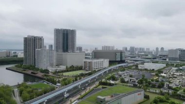 Tokyo Odaiba Koto-ku Körfezi gezinti güvertesi Panorama Ariake gökdelenleri Japonya